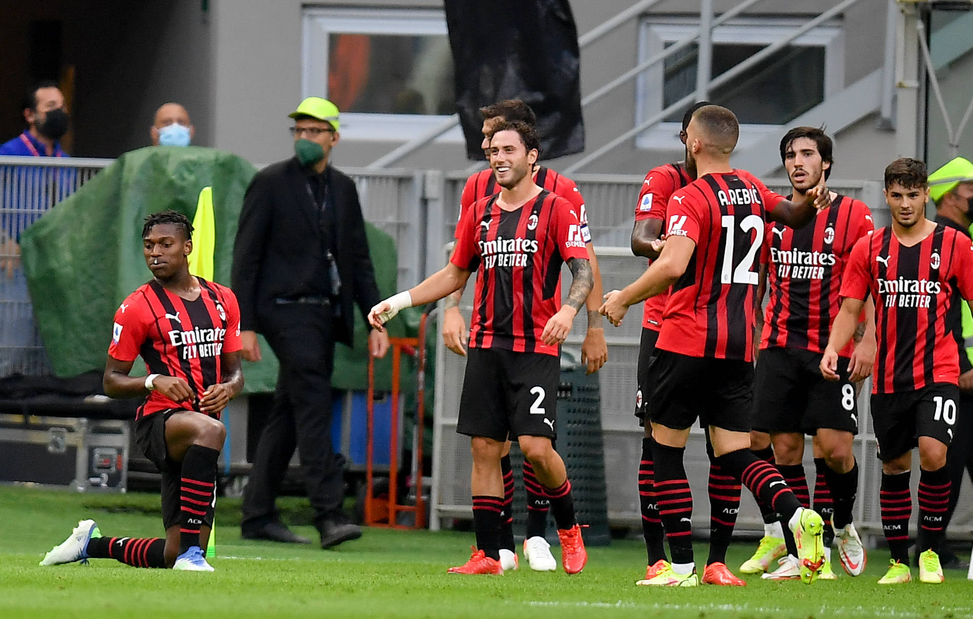 詹姆斯正式拒绝湖人续约合同！想重返骑士冲冠，米切尔却不给面子