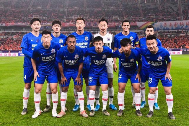 国足新年首次公开训练 邵佳一笑逐颜开