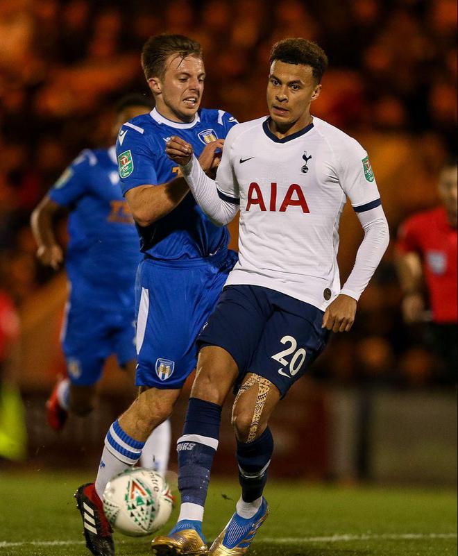 维塔尔世界波 上海海港2-0客胜武汉三镇距榜首3分