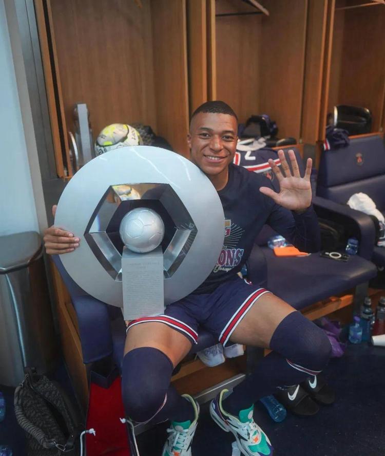 电竞战队年度阵容调整公告