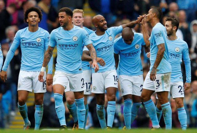 橄榄球赛场球员猛烈冲撞的震撼瞬间