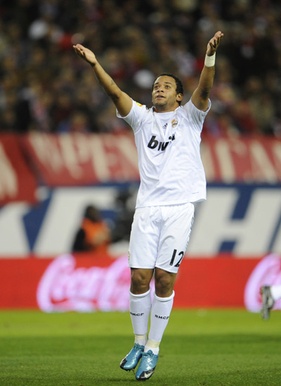 马术障碍赛骑手跃过栏杆的和谐瞬间